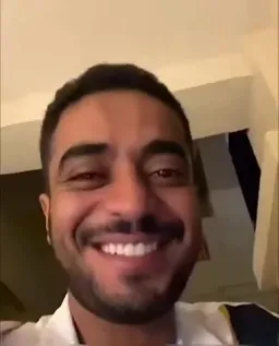 مرد دیوانه درحال خندیدن
