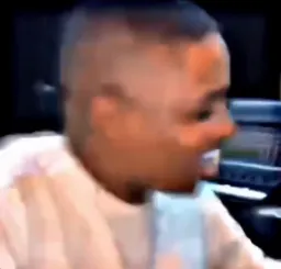 مرد سیاه پوست درحال خواندن آهنگ فانک - نسخه باکیفیت