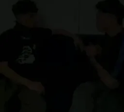 یک مرد درحال حرف زدن و مرد دیگر درحال گوش کردن