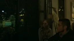 مرد درحال چک کردن گوشی و تلویزیون