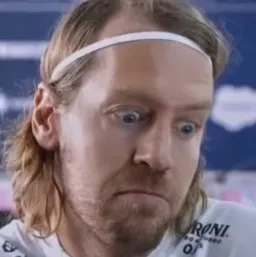 مرد در حال نگاه با تعجب