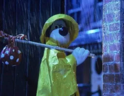 گرومیت درحال راه رفتن با بغچه