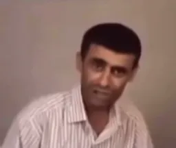 مرد کردستانی در حال خواندن