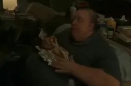 مرد چاق در حال غذا خوردن