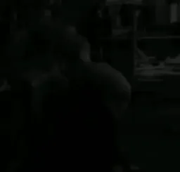 مرد درحال بلند کردن وزنه سنگین