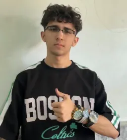 تایید کردن یک چیز توسط پسر عجیب