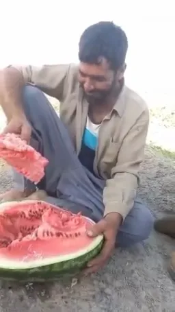 مرد در حال خندیدن 