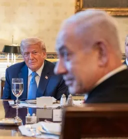 نگاه پر افتخار ترامپ