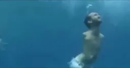 شنا کردن مرد معلول