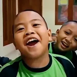 پسر در حال شیپور زدن با دهن