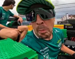 نگاه متعجب مرد به دوربین