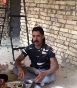مرد درحال شکرگزاری خدا به زبان انگلیسی