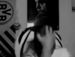 مرد به شدت عصبانی و در حال خودزنی