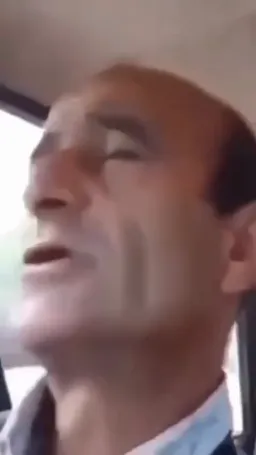 پیرمرد درحال خواندن آهنگ ترکی