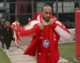 وارد شدنِ لوئیز همیلتون