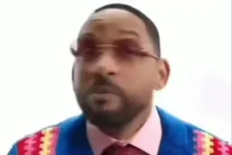 مرد درحال نگاه کردن به دو طرف