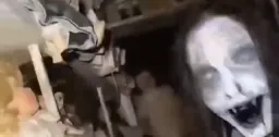 جن درحال اشاره به عروسک ها