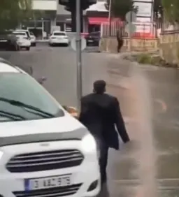 گنگ راه رفتن مرد کوتوله