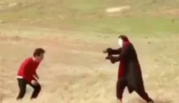 عمو پورنگ و مرد نقاب دار در حال جنگیدن