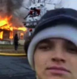 مرد بی توجه به اتش سوزی