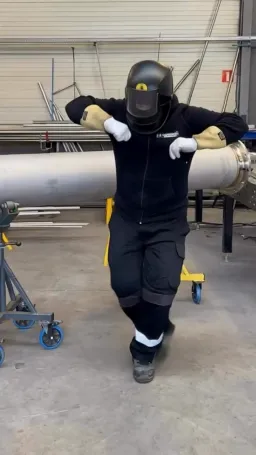 مرد در حال رقصیدن