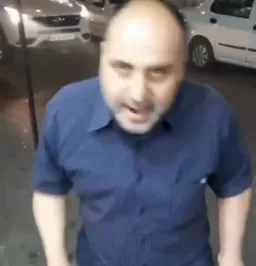 مرد درحال مسخره بازی درآوردن