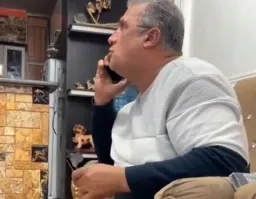 مرد عصبانی در حال حرف زدن با تلفن