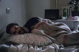 مرد در نصف شب درحال تفکر است