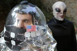 آدم فضایی پشت فضانورد ‌ترسیده