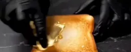 مرد درحال خوردن نون با طلا
