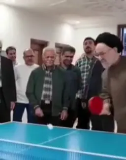 خاتمی در حال پینگ پنگ بازی کردن
