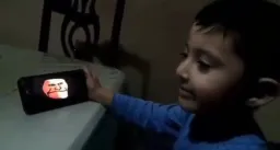 پسر بچه در حال دیوانه شدن