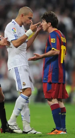 pepe showing his fingers like gun to messi