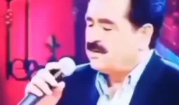 مرد درحال آواز خواندن