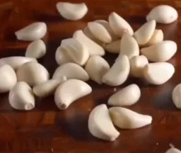 درست کردن غذا با سیر