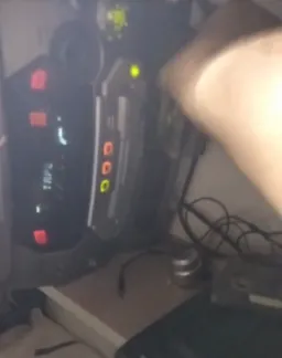 مرد درحال گذاشتن کاست داخل ضبط