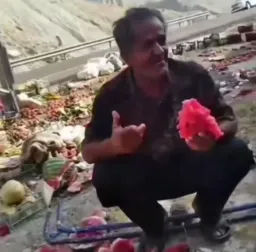مرد در حال بی توجهی به کامیونی که کنار ماشینش چپ کرد
