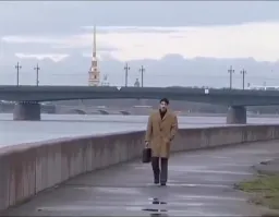 مرد درحال راه رفتن و سیگار کشیدن