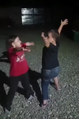 رقص با آهنگ ترکب ورژن کودکان