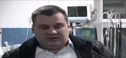 مرد روس به پلیس سیلی میزند