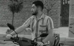 مرد ناراحت درحال موتورسواری