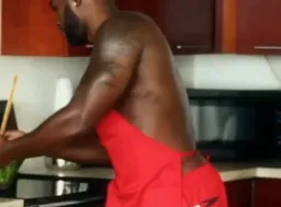 آشپزی کردن و غذا خوردن مرد سیاه پوست