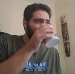 نگاه عجیب مرد به یک چیز