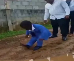 سه مرد سیاه پوست درحال کثیف کردن وسایل