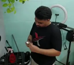 مرد درحال کار کردن با لذت