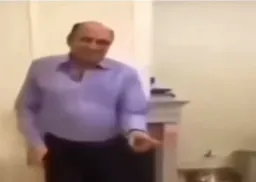 مرد درحال رقصیدن با اهنگ کردی