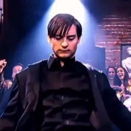 خود نمایی توبی مگوایر جلوی دختران