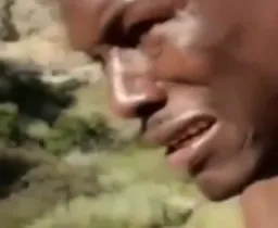 مرد سیاه پوست در حال التماس کردن