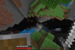 پسر بچه در حال ماینکرفت بازی کردن و جیغ زدن