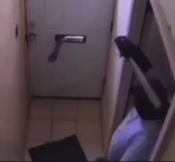 مرد دست دزد را میزند